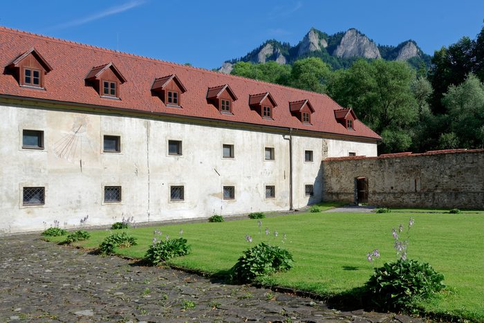 Kláštor v Červenom Kláštore, v pozadí masív Troch korún
