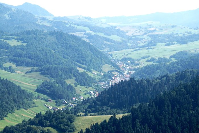 Obec Lesnica v doline, pohľad zo Sokolice